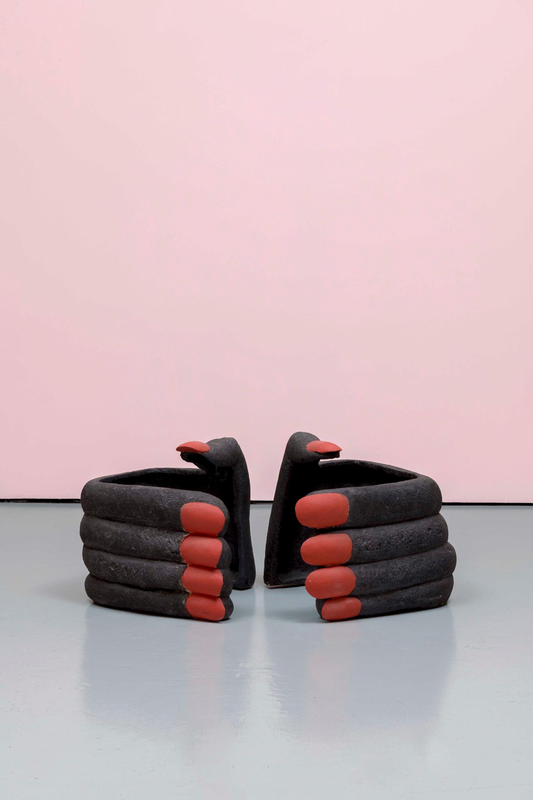 Mains aux ongles rouges