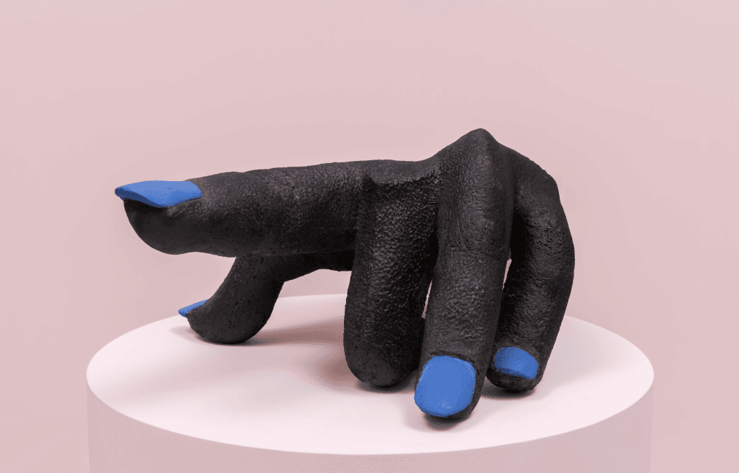 La petite main aux ongles bleus