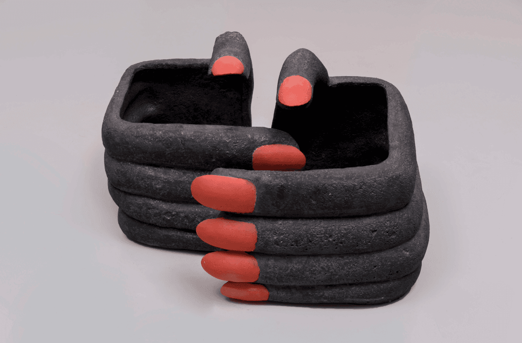 Mains aux ongles rouges 3